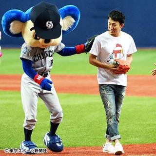 球団マスコットと選手がじゃれてる画像下さい！