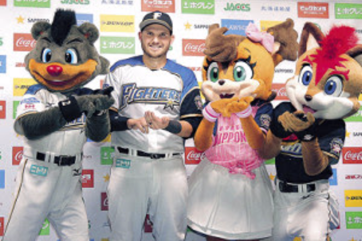 球団マスコットと選手がじゃれてる画像下さい！