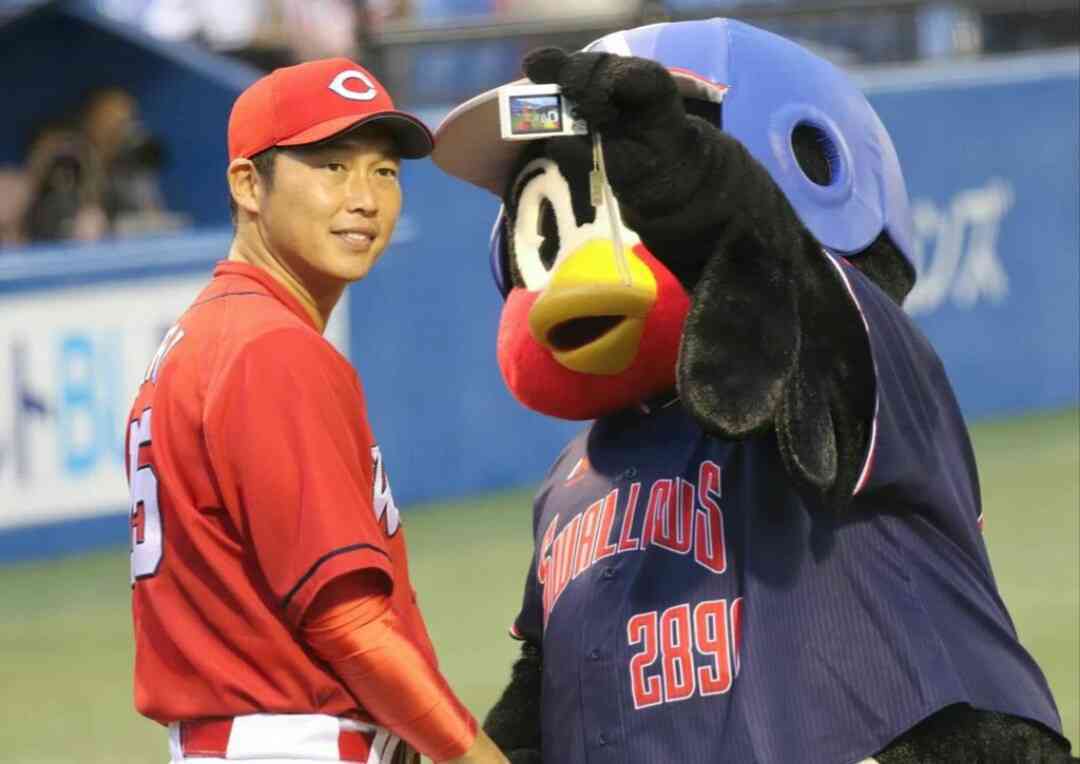 球団マスコットと選手がじゃれてる画像下さい！