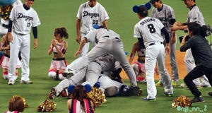 球団マスコットと選手がじゃれてる画像下さい！
