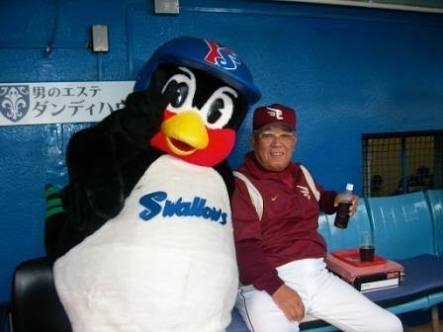 球団マスコットと選手がじゃれてる画像下さい！