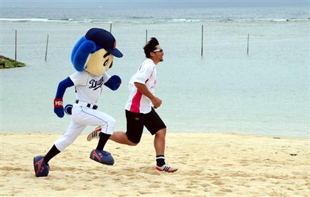 球団マスコットと選手がじゃれてる画像下さい！