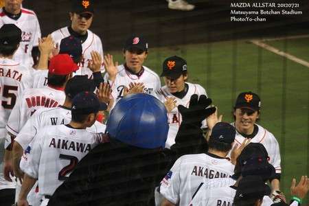 球団マスコットと選手がじゃれてる画像下さい！