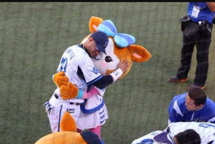 球団マスコットと選手がじゃれてる画像下さい！