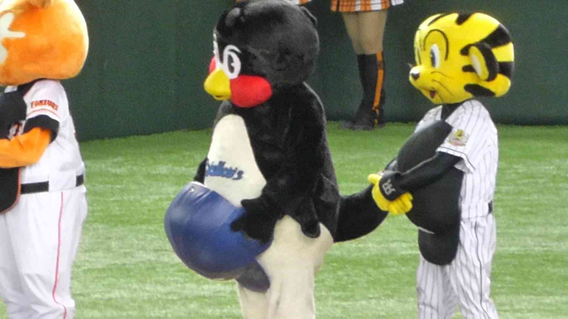 球団マスコットと選手がじゃれてる画像下さい！