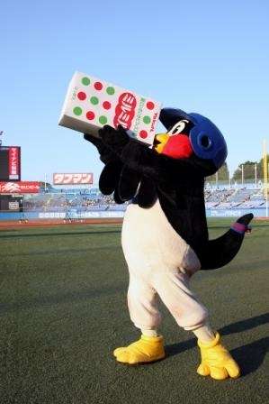 球団マスコットと選手がじゃれてる画像下さい！