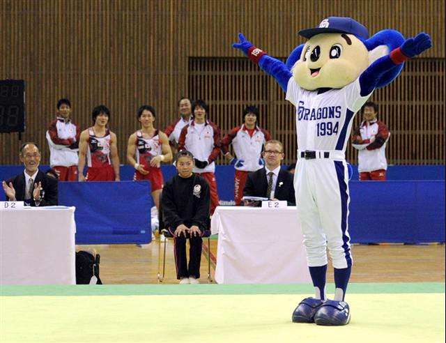 球団マスコットと選手がじゃれてる画像下さい！