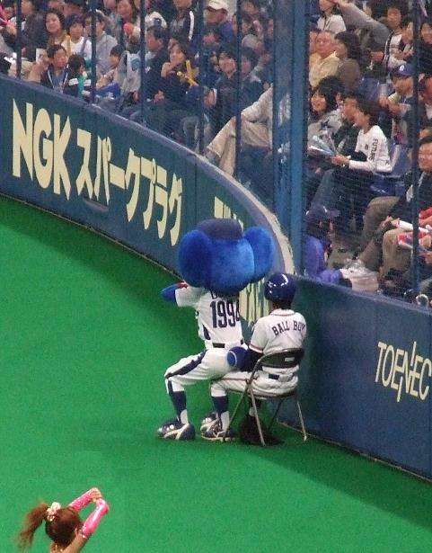 球団マスコットと選手がじゃれてる画像下さい！