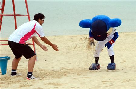 球団マスコットと選手がじゃれてる画像下さい！