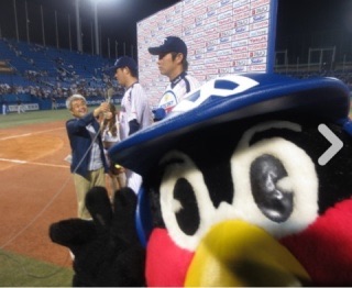 球団マスコットと選手がじゃれてる画像下さい！