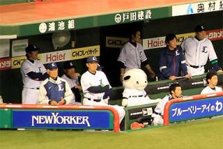 球団マスコットと選手がじゃれてる画像下さい！