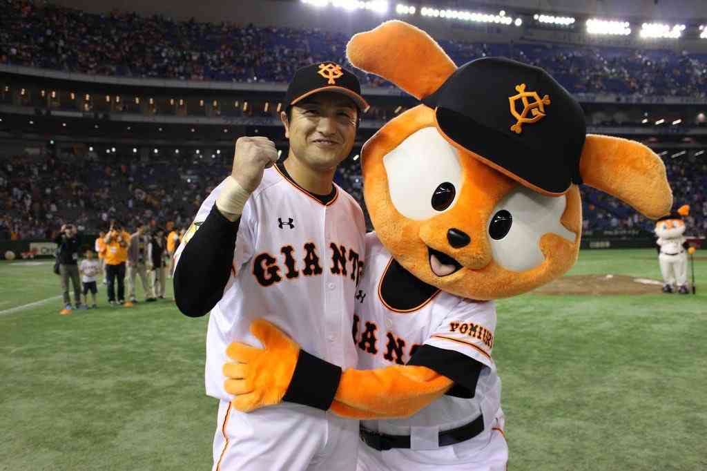 球団マスコットと選手がじゃれてる画像下さい！