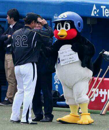 球団マスコットと選手がじゃれてる画像下さい！
