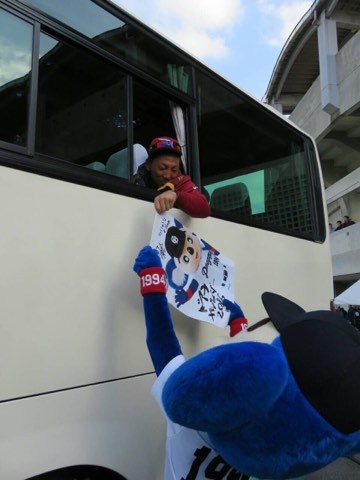 球団マスコットと選手がじゃれてる画像下さい！