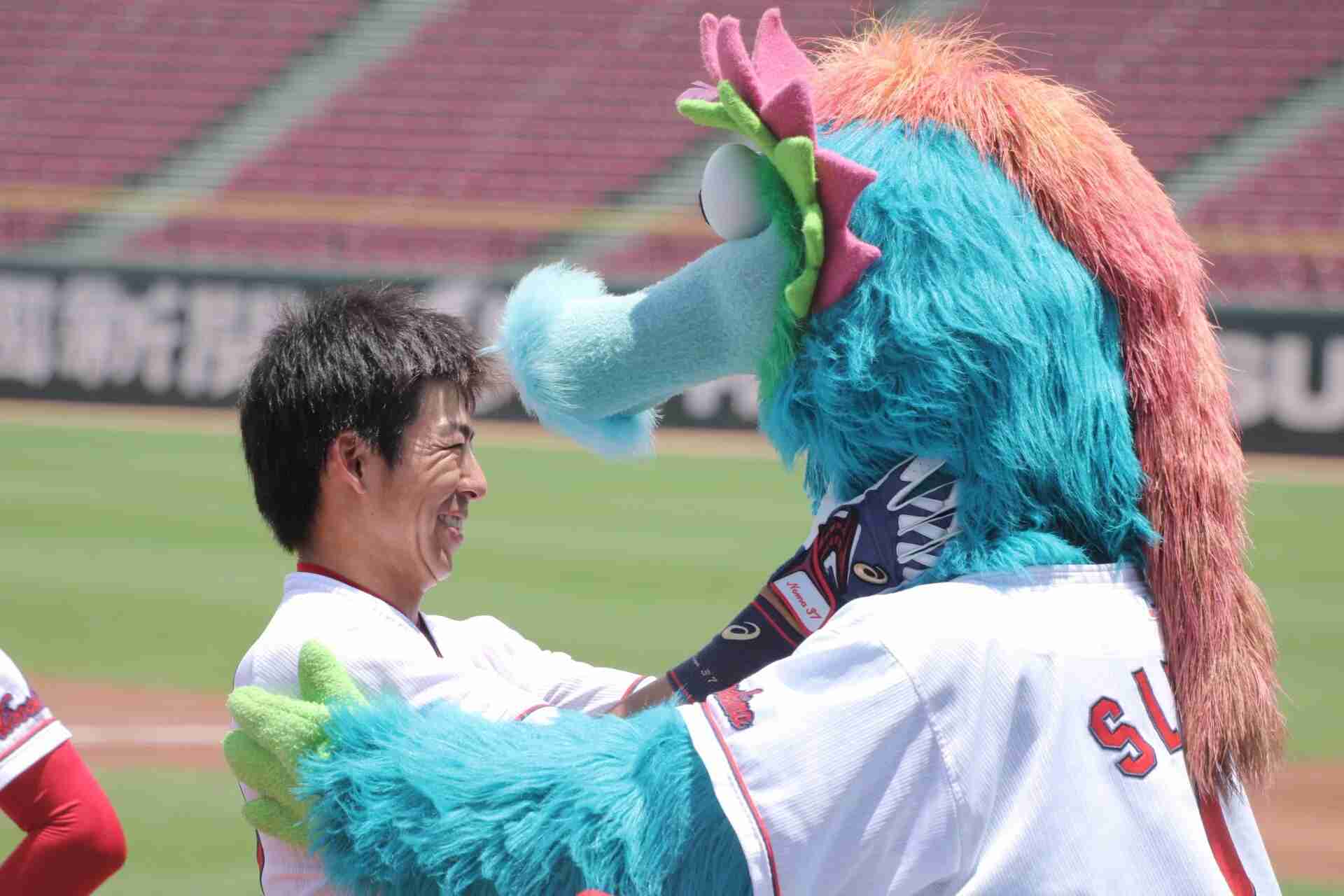 球団マスコットと選手がじゃれてる画像下さい！