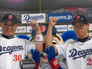 球団マスコットと選手がじゃれてる画像下さい！