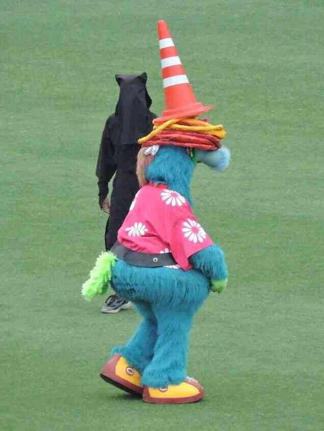 球団マスコットと選手がじゃれてる画像下さい！