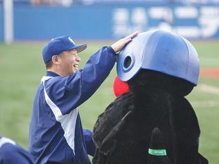 球団マスコットと選手がじゃれてる画像下さい！