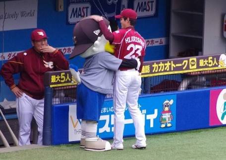 球団マスコットと選手がじゃれてる画像下さい！