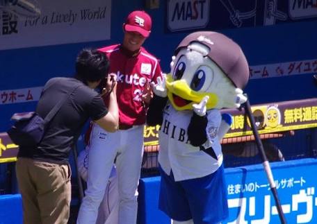 球団マスコットと選手がじゃれてる画像下さい！