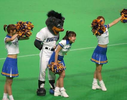 球団マスコットと選手がじゃれてる画像下さい！