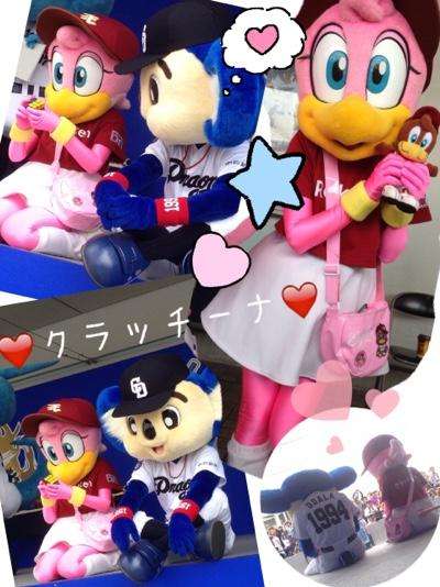 球団マスコットと選手がじゃれてる画像下さい！