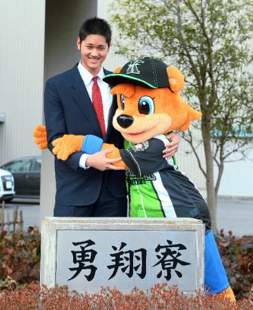 球団マスコットと選手がじゃれてる画像下さい！