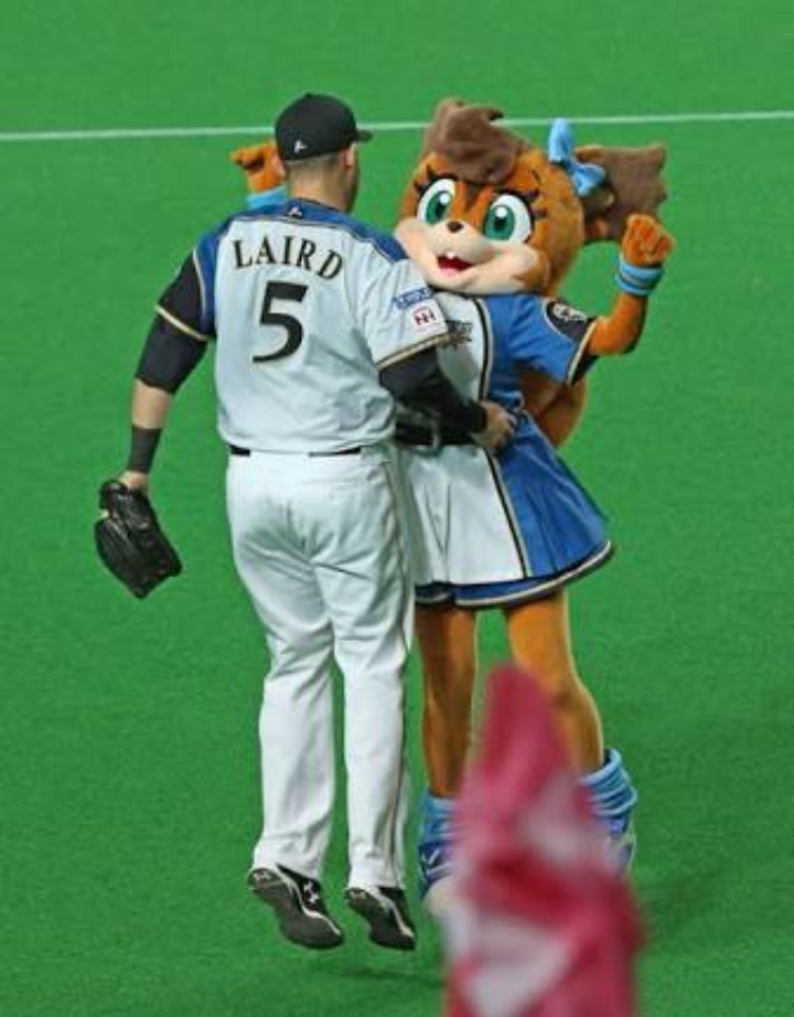 球団マスコットと選手がじゃれてる画像下さい！