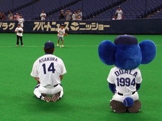 球団マスコットと選手がじゃれてる画像下さい！