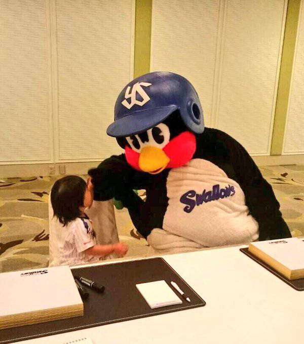 球団マスコットと選手がじゃれてる画像下さい！