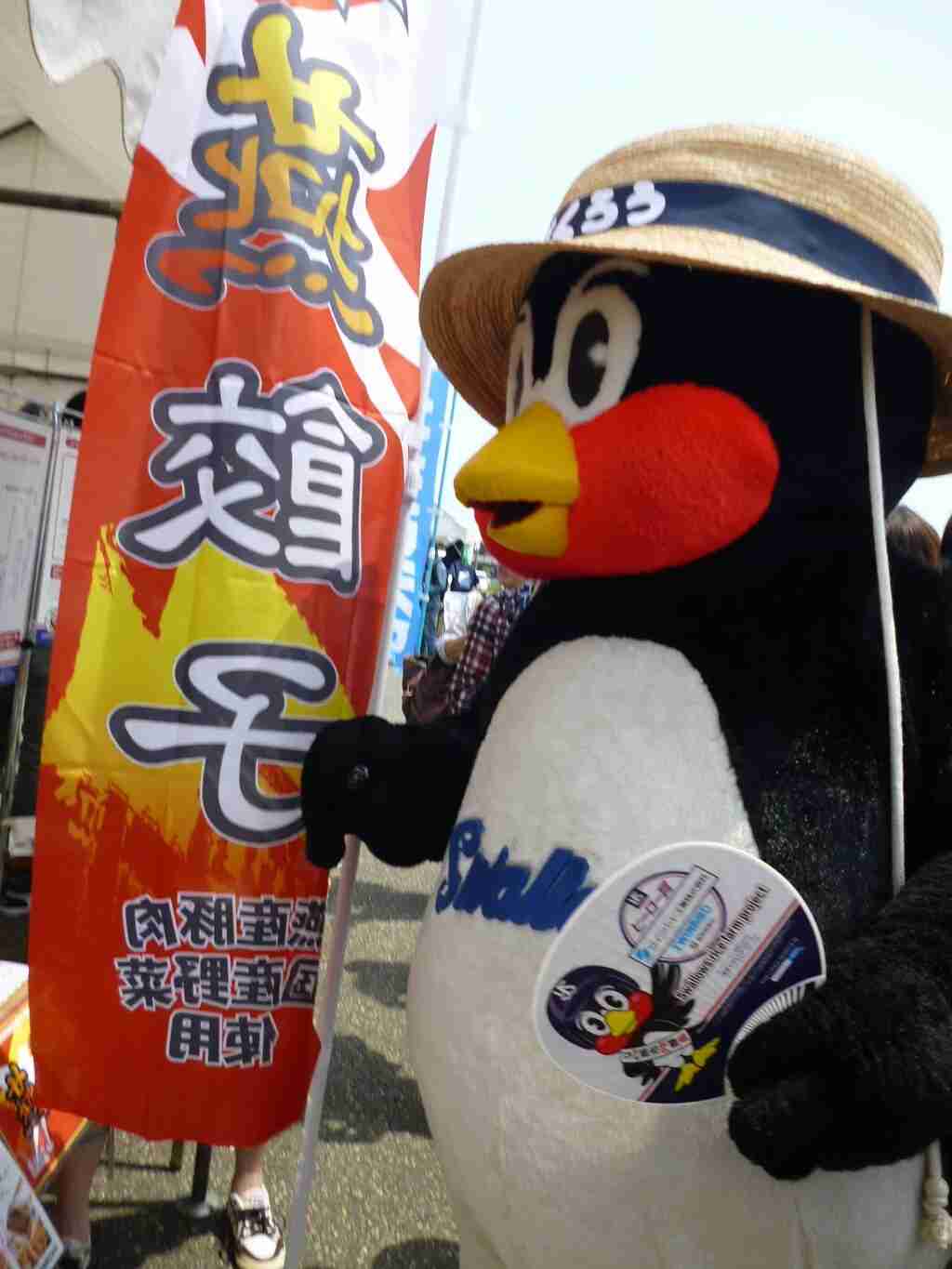 球団マスコットと選手がじゃれてる画像下さい！