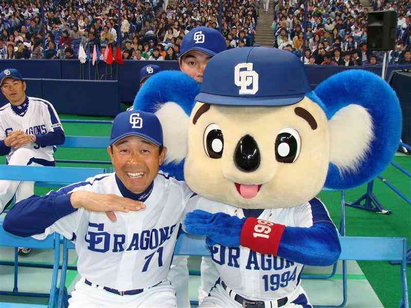 球団マスコットと選手がじゃれてる画像下さい！