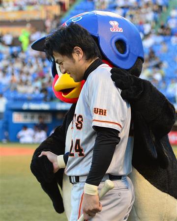 球団マスコットと選手がじゃれてる画像下さい！