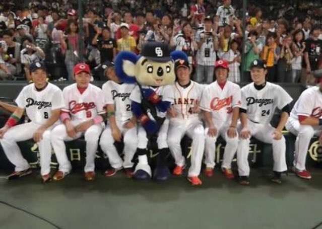 球団マスコットと選手がじゃれてる画像下さい！