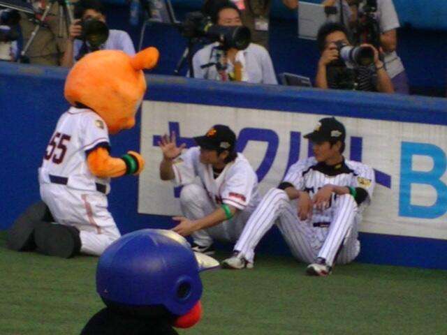 球団マスコットと選手がじゃれてる画像下さい！