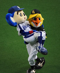 球団マスコットと選手がじゃれてる画像下さい！