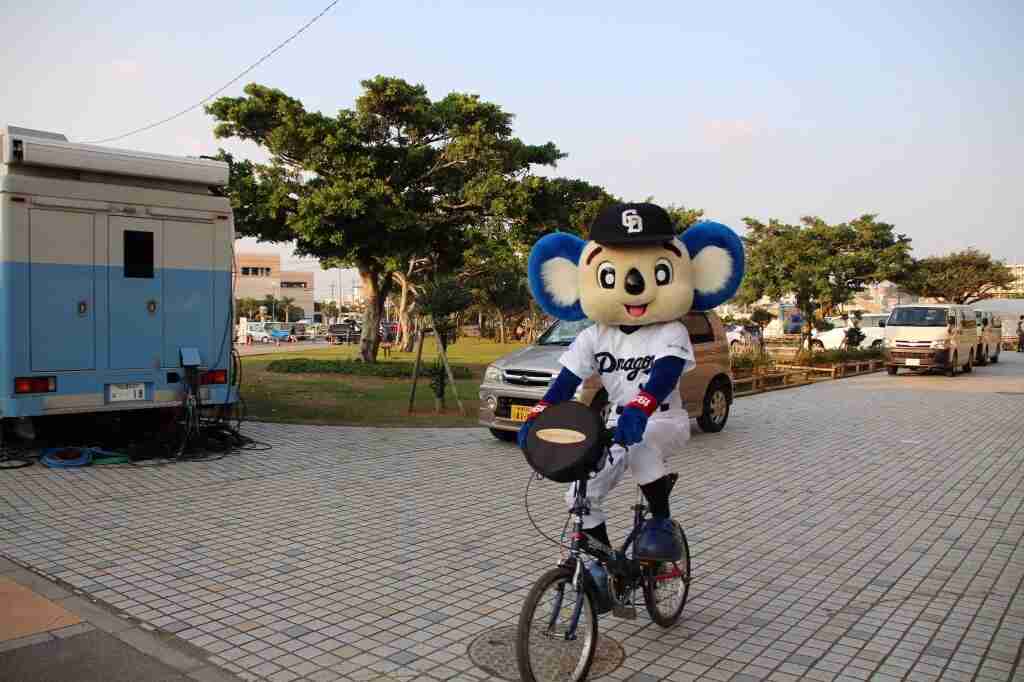 球団マスコットと選手がじゃれてる画像下さい！