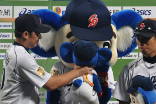 球団マスコットと選手がじゃれてる画像下さい！