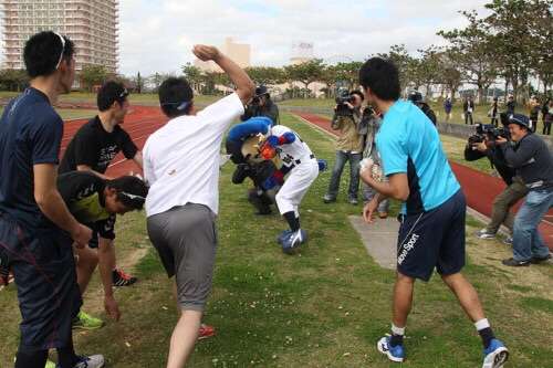 球団マスコットと選手がじゃれてる画像下さい！