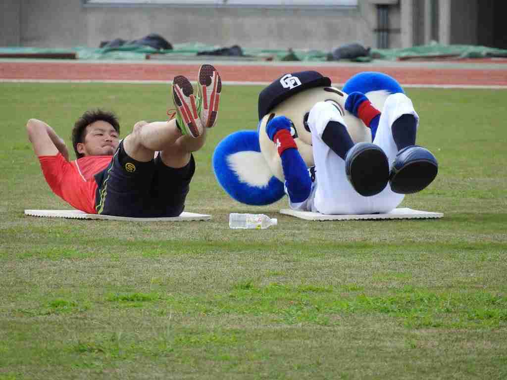 球団マスコットと選手がじゃれてる画像下さい！