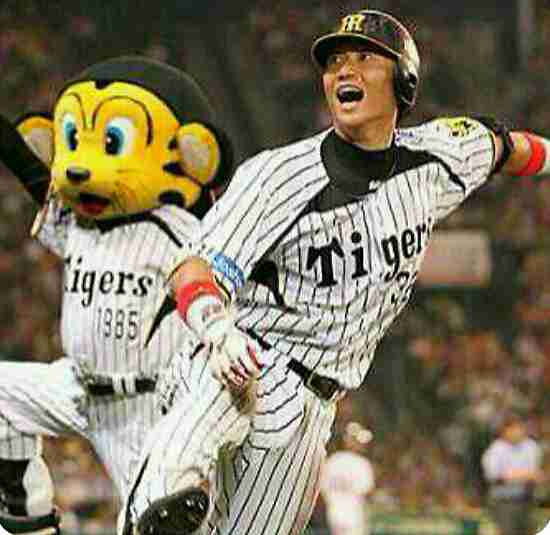 球団マスコットと選手がじゃれてる画像下さい！
