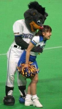 球団マスコットと選手がじゃれてる画像下さい！