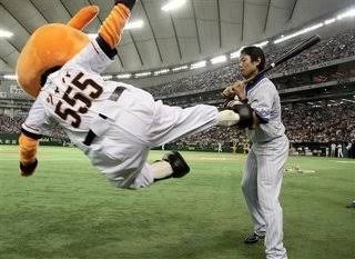 球団マスコットと選手がじゃれてる画像下さい！