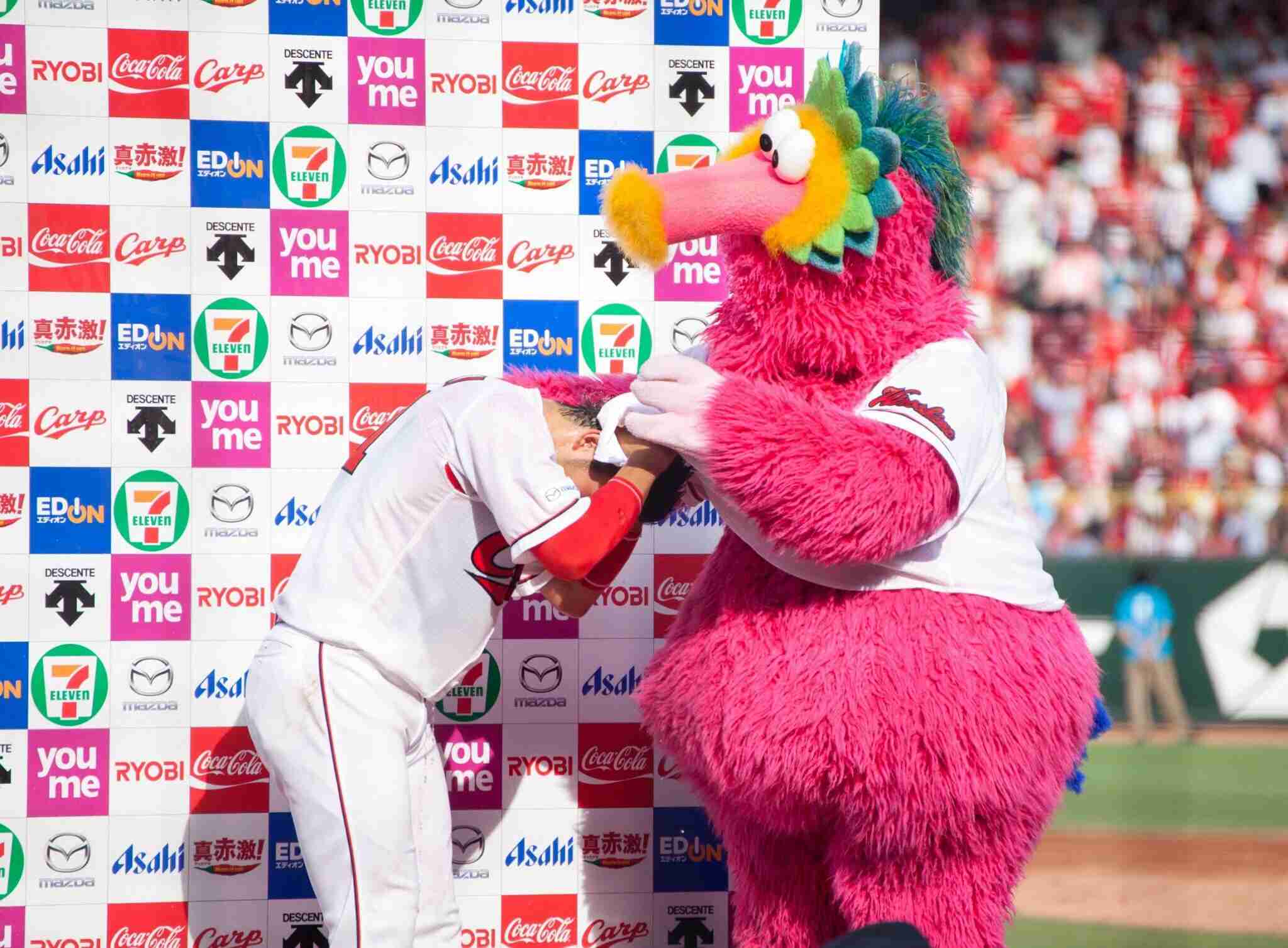 球団マスコットと選手がじゃれてる画像下さい！