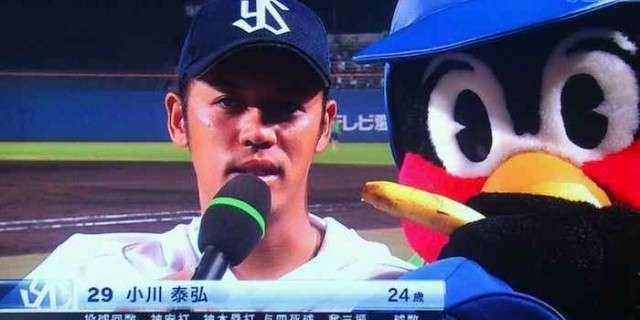 球団マスコットと選手がじゃれてる画像下さい！