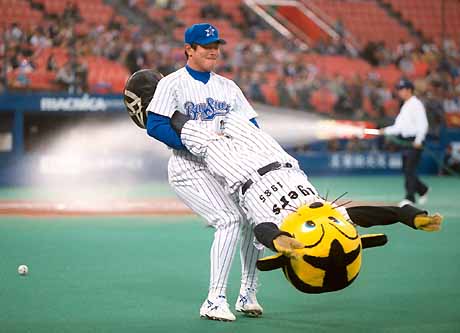 球団マスコットと選手がじゃれてる画像下さい！