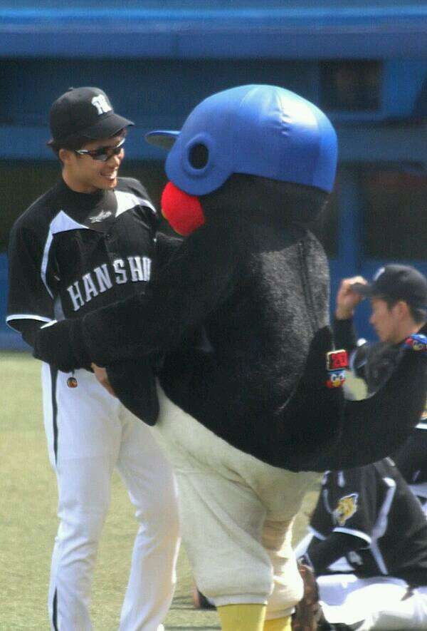 球団マスコットと選手がじゃれてる画像下さい！