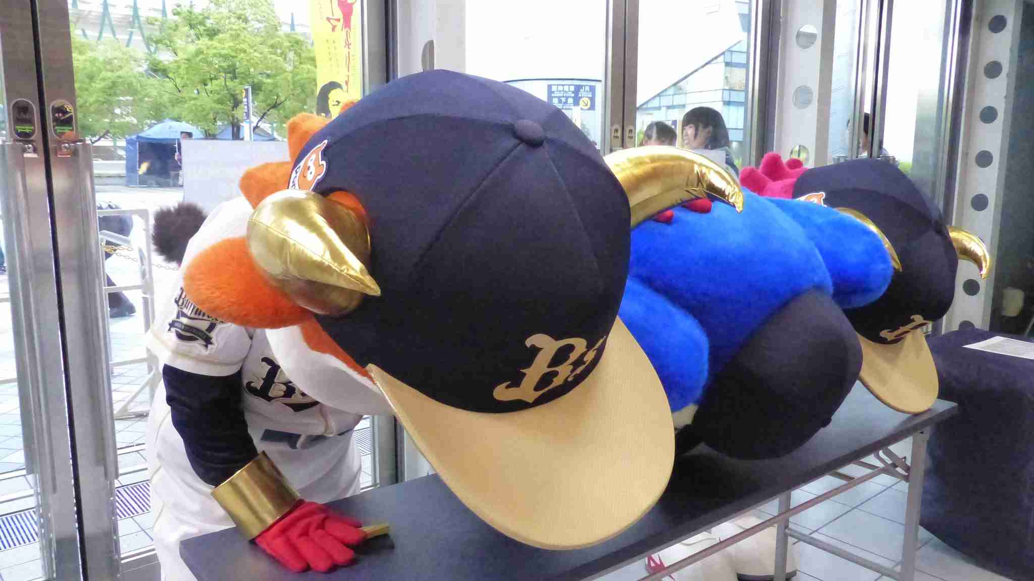 球団マスコットと選手がじゃれてる画像下さい！