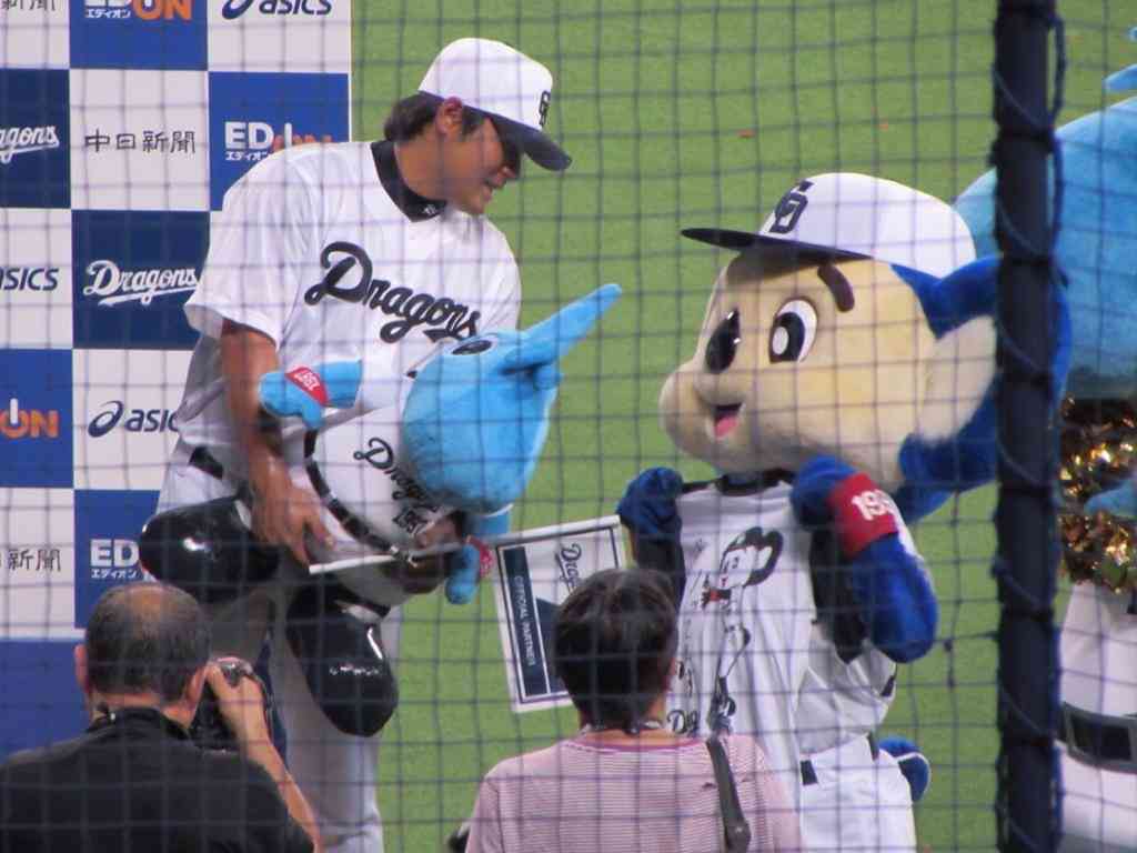 球団マスコットと選手がじゃれてる画像下さい！