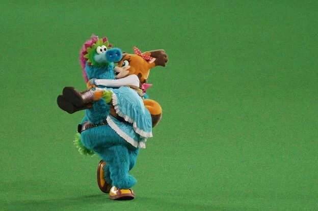 球団マスコットと選手がじゃれてる画像下さい！